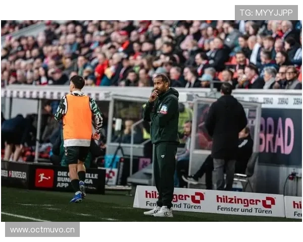 拜仁内部矛盾加剧,主帅与新援冲突反映战术分歧与管理问题对球队表现造成影响