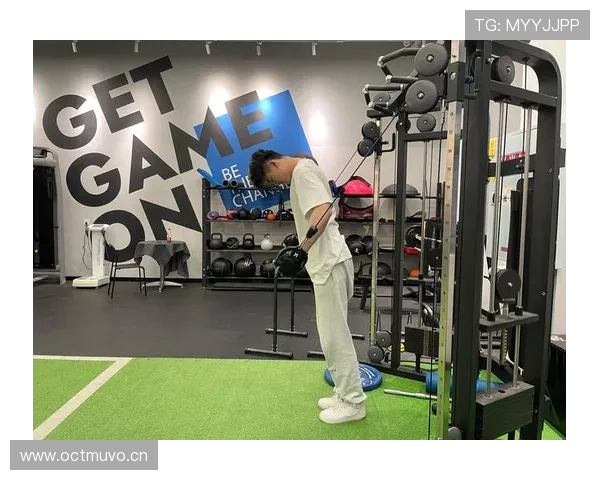 杨威健身房私教都嫌弃他太拼，普通人真看不懂这节奏