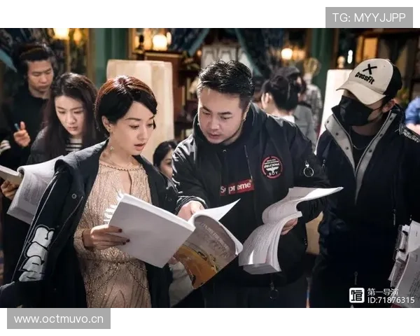 颜骏凌这生活真是反差大，训练室里钢铁侠，场下却爱躺沙发看剧？